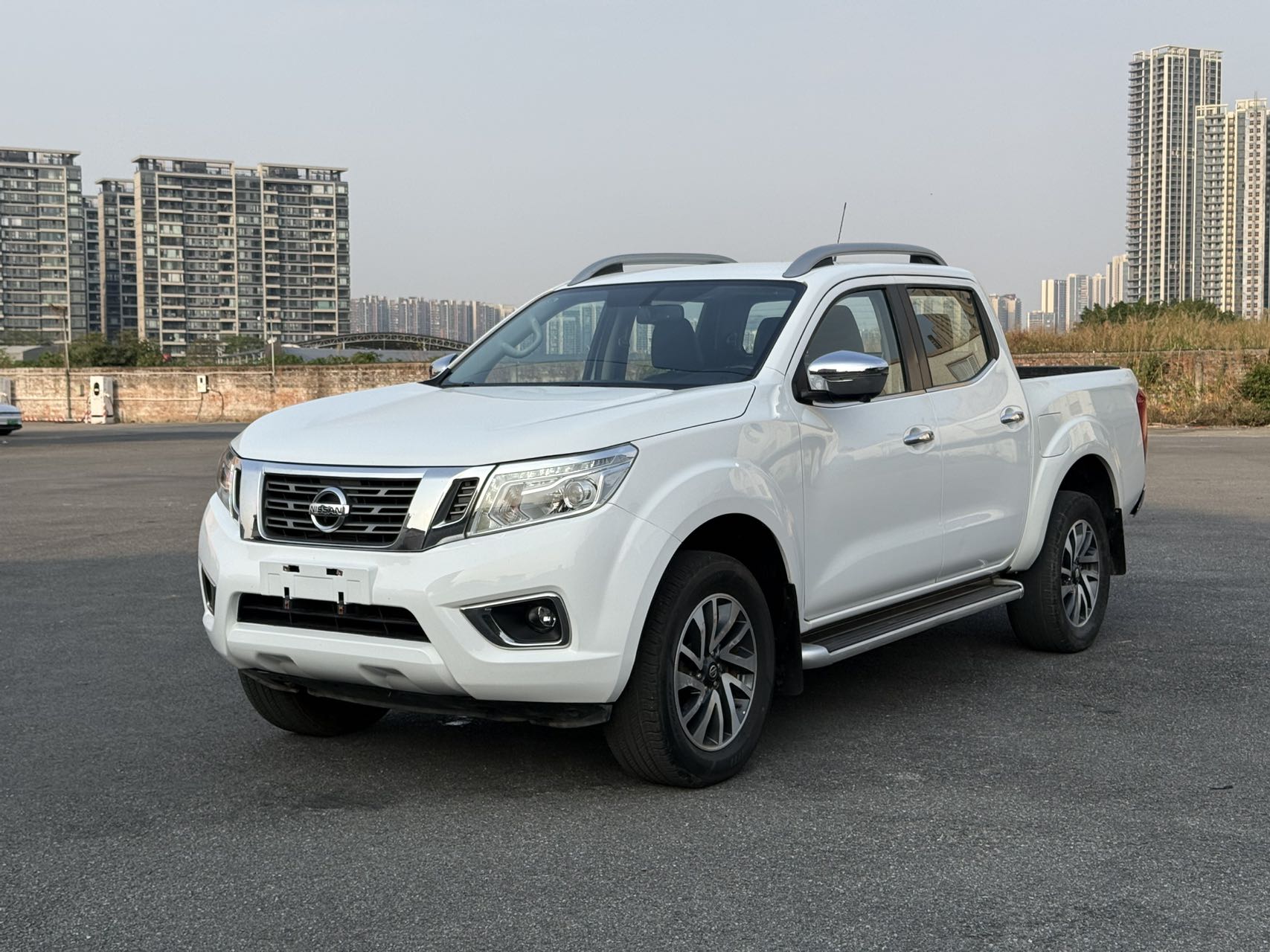 2021 NISSAN Navala white