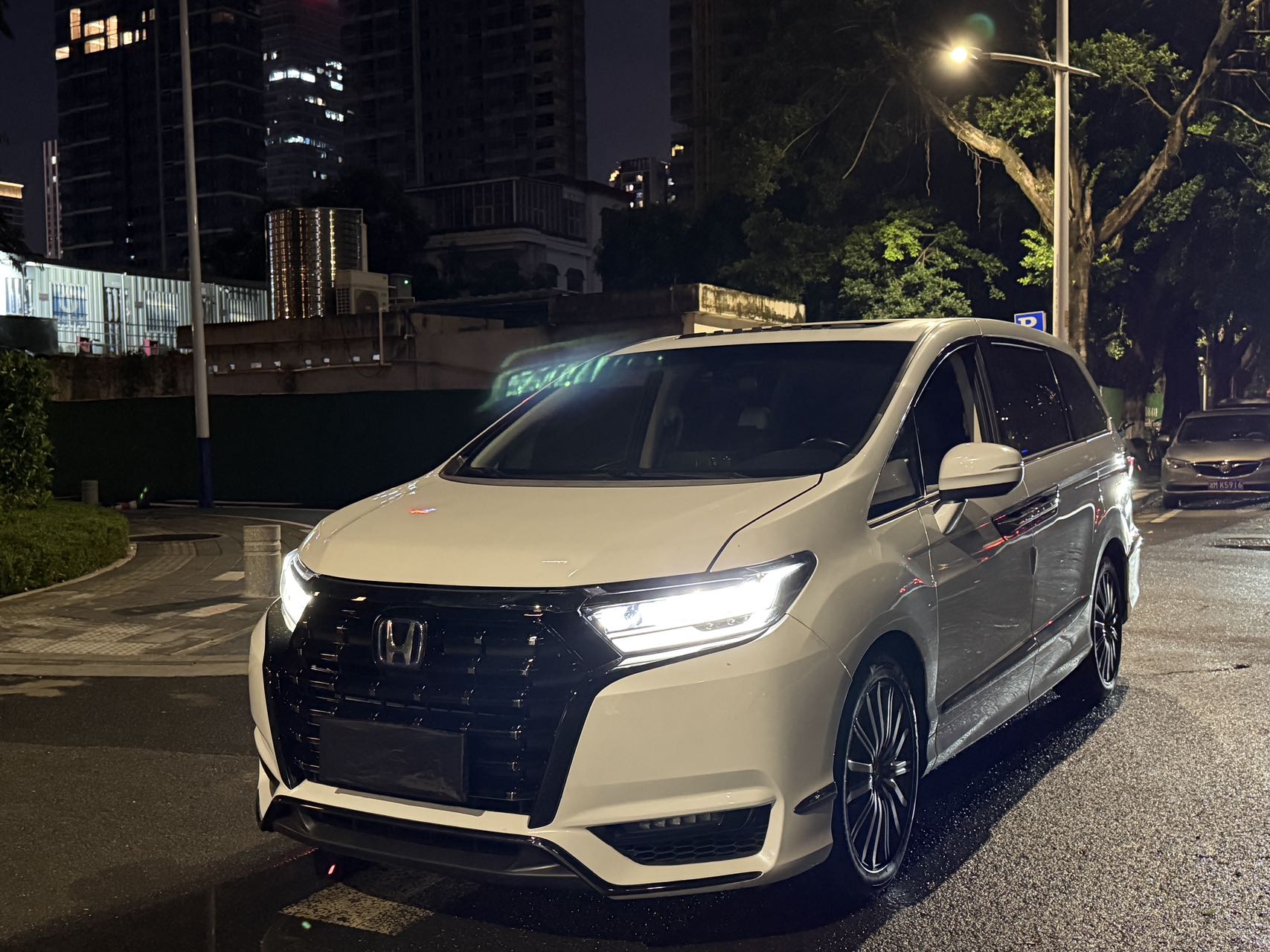 2022 Elysion  Hybrid 2.0L e‑CVT Comfort Version